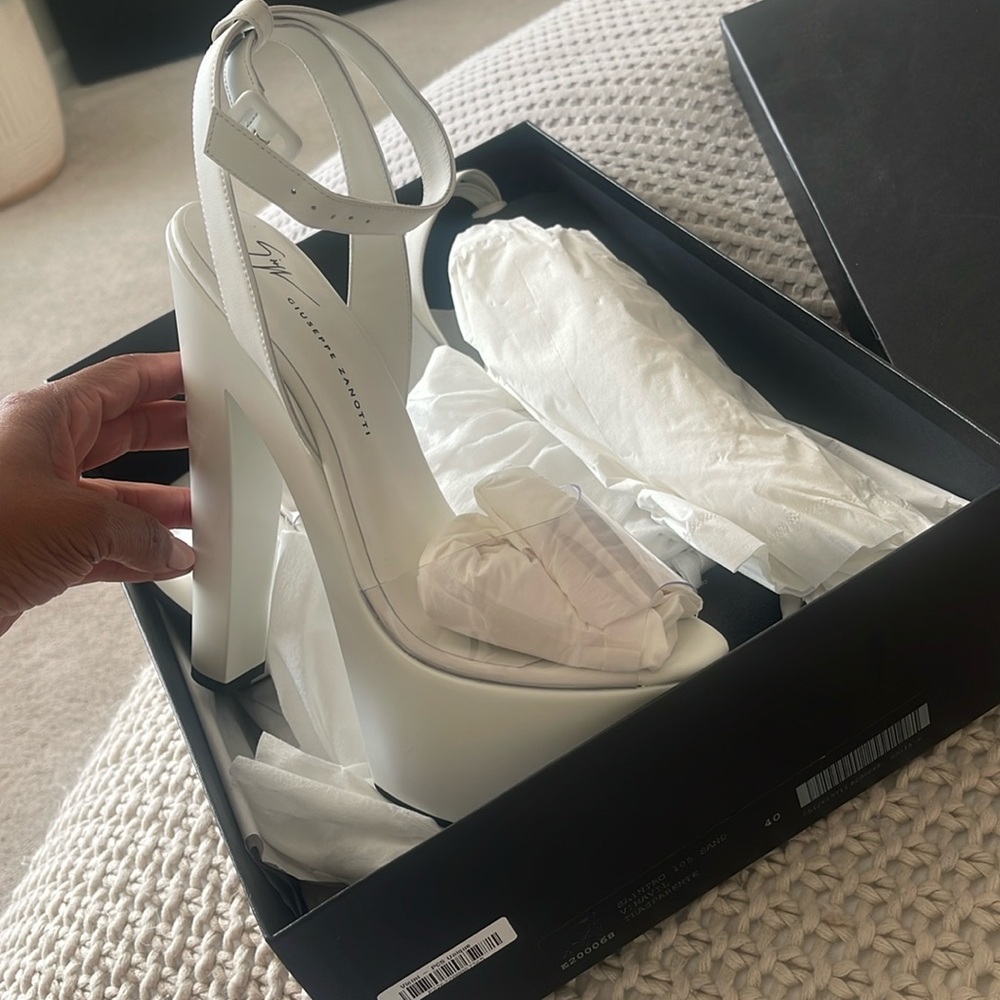 Giuseppe Zanotti Tarifa Sandals Size 40